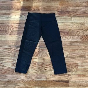 Lululemon crop legging size 4 subtle dot print black